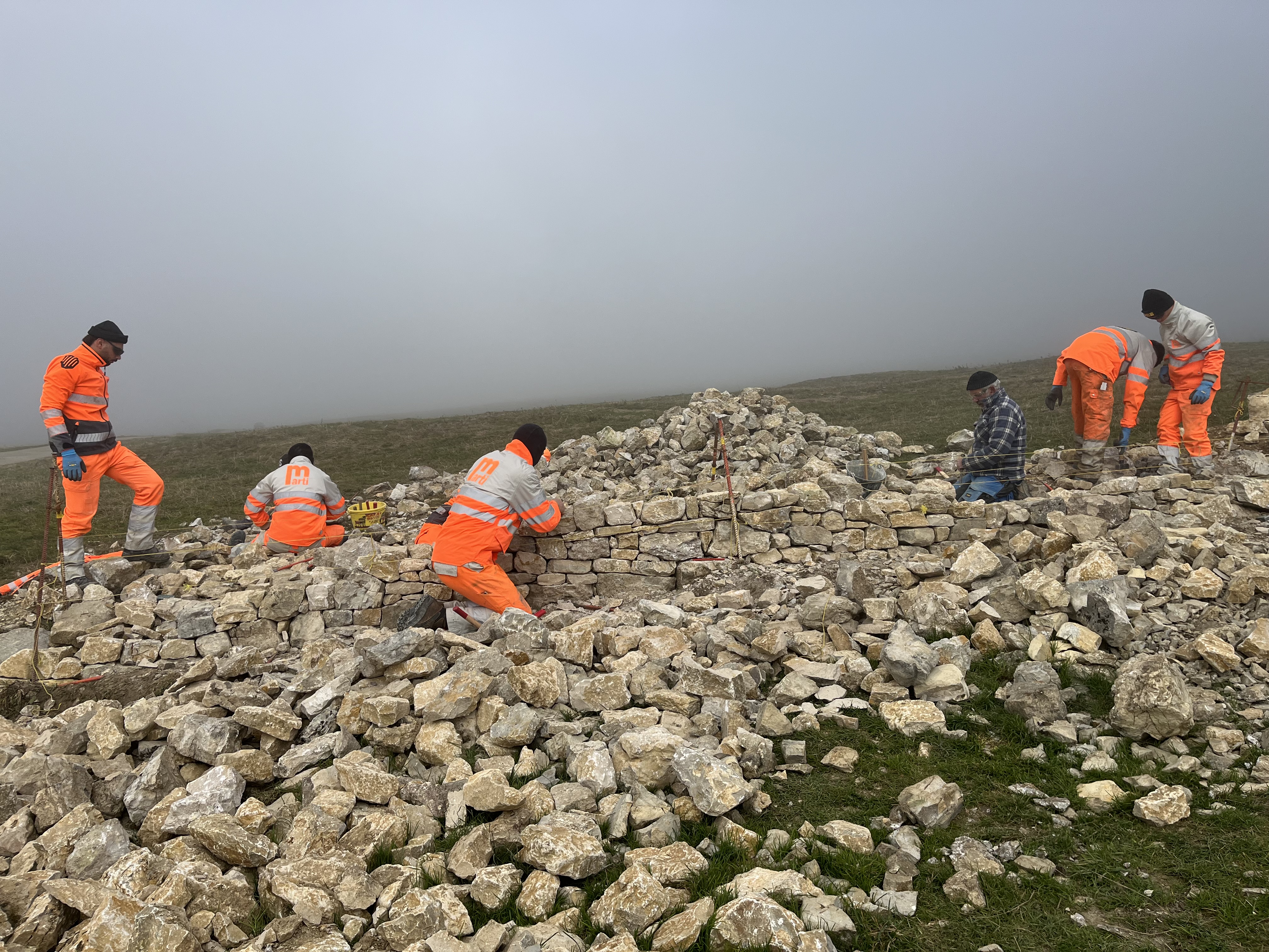 Projekt «Objectif Chasseral»: Austausch und Restaurierungsarbeiten an einer Trockensteinmauer